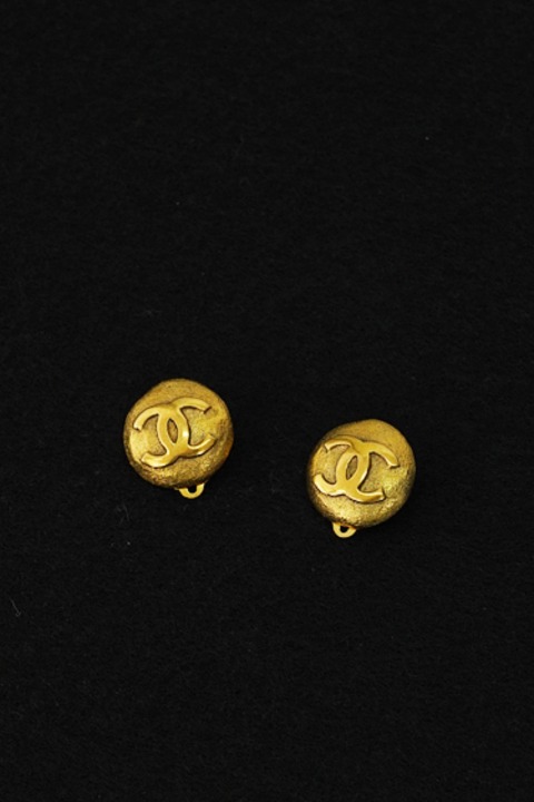 80&#039;s CHANEL made in france - ear clip